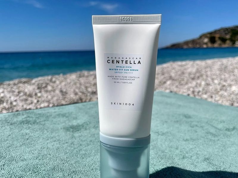 Skin1004 Madagascar Centella Hyalu-cica Water-fit Sun Serum Сироватка для обличчя від сонця з запатентованим космлексом гіалуронової кислоти, 50мл 1420 фото